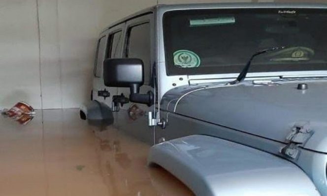
					Jeep Rubicon terendam banjir di rumah anak Ketua MPR RI Bambang Soesatyo, Dimaz Raditya Soesatyo, di Kemang, Jakarta, Kamis (2/1/2020)
