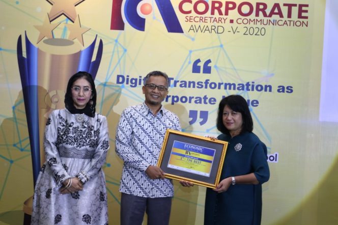 
					Sekretaris Perusahaan BNI Syariah, Bambang Sutrisno,menerima penghargaan (ICCA-V-2020,di Puri Auditorium lt.3 IPMI International Business School, Jakarta, Jumat (7/2/20).