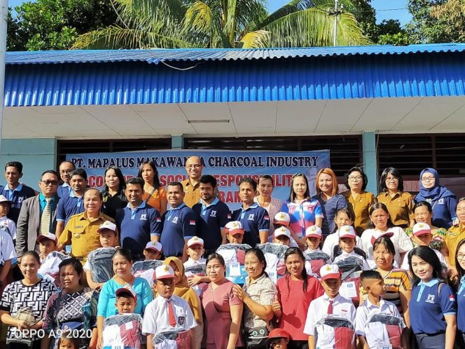 
					Walikota Bitung Serahkan Bantuan CSR Kepada Puluhan Siswa SD Dan SMP