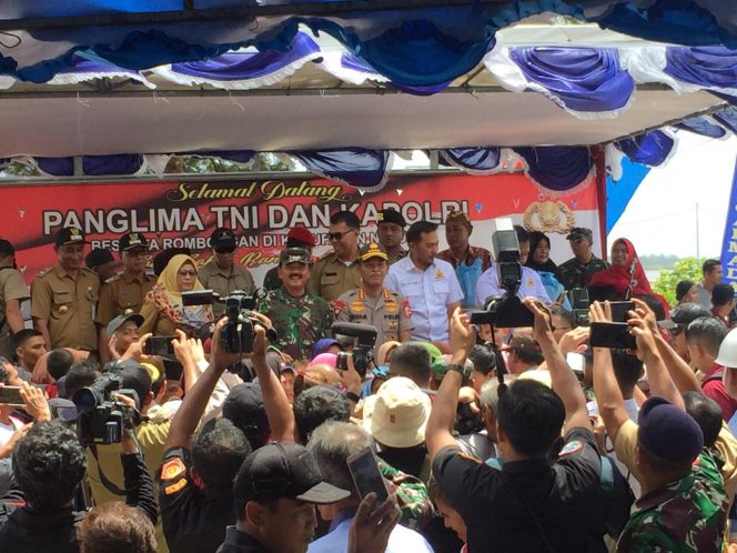 
					Panglima TNI dan Kapolri Berikan Bansos di Natuna