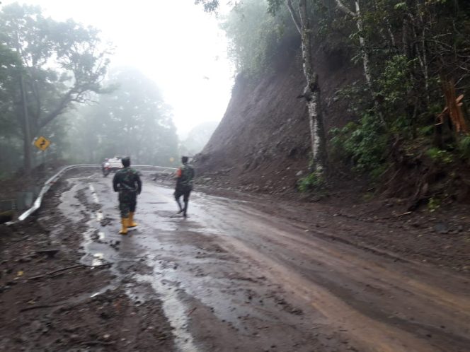 
					Tanah Longsor dan Batu Ganggu Pengguna Jalan Jalur Pusuk Sembalun