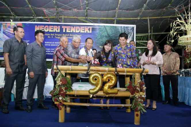 
					Walikota Bitung Serahkan BPJS Ketenagakerjaan Bagi Warga Tendeki pada HUT ke 92