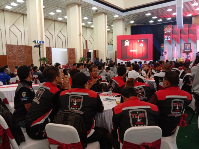 
					Ratusan Bikers Menyerbu Kompleks Gedung DPR/MPR RI Senayan