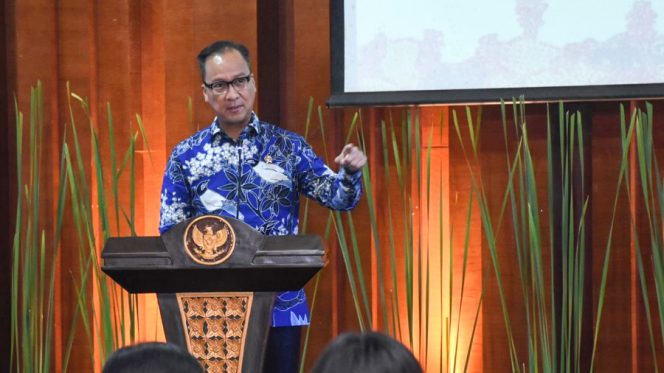 
					Menteri Perindustrian Agus Gumiwang Kartasasmita