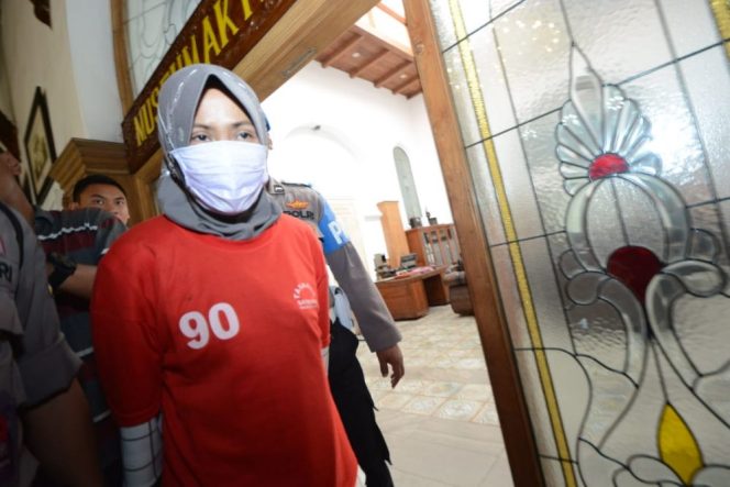 
					Penghina Walikota Surabaya di Media Sosial