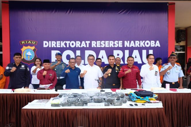 
					Polda Riau Tangkap Penyelundup 35 Kg Shabu Asal Malaysia
