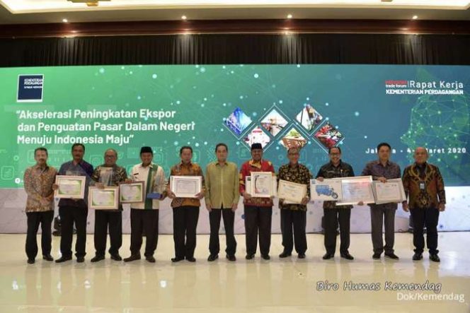 
					Sukses Majukan Pasar Rakyat, Kemendag Berikan Penghargaan pada Tiga Pemerintah Daerah