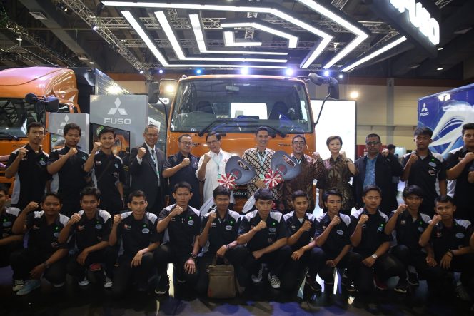 
					KTB Donasikan Dua Unit Mitsubishi Fuso Kepada PMI dan SMK