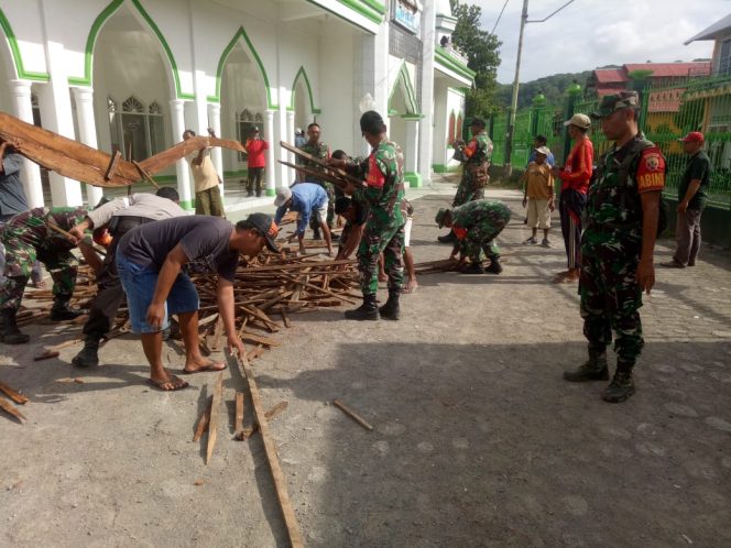 
					Koramil Alas Berjibaku Dengan Masyarakat bersihkan Bongkaran Masjid Jami Kalimango