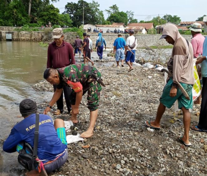 
					Koramil Utan Rhee Bersama Masyarakat Buat Saluran Air Untuk Persawahan