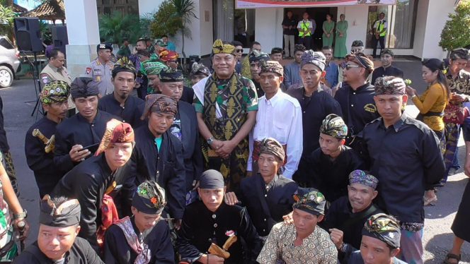 
					Kasum TNI Disambut Gendang Belek dan Gelar Adipati Yudha Negare Saat Tiba di Lombok