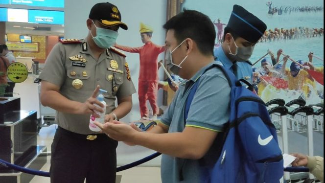 
					Cegah Penyebaran COVID-19 ,Polresta Pekanbaru Pimpin Kegiatan Bersih-bersih di Bandara Simpang Tiga