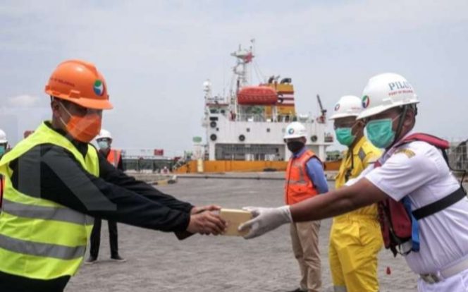 
					Pelindo 1 Bagikan Vitamin C Dosis Tinggi untuk Petugas Operasional dan Keluarganya