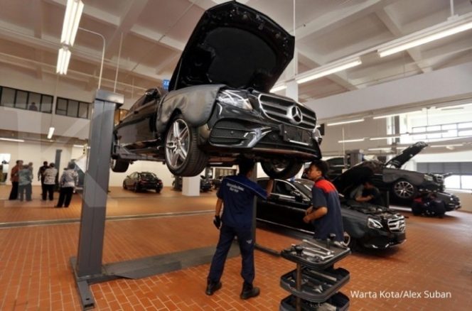 
					<p>Teknisi melakukan pemeriksaan di bengkel perawatan diler PT Pro Motor BSD yang baru dibuka di Jalan BSD Boulevard Utara, BSD City, Tangerang Selatan, Sabtu (11/11/2017). Diler resmi Mercedes-Benz ke-22 ini menyediakan fasilitas penjualan mobil, bengkel perawatan mesin dan bengkel bodi. (Warta Kota/Alex Suban)</p>