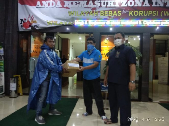 
					Lawan Corona, Ikatan Hakim Indonesia Bagikan Handsanitizer Dan Ribuan Masker ke Warga