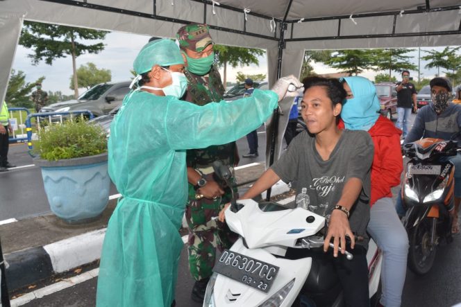 
					Danrem 162/WB Bersama Dandim Lobar Sidak Pengguna Jalan dan Imbau Gunakan Masker