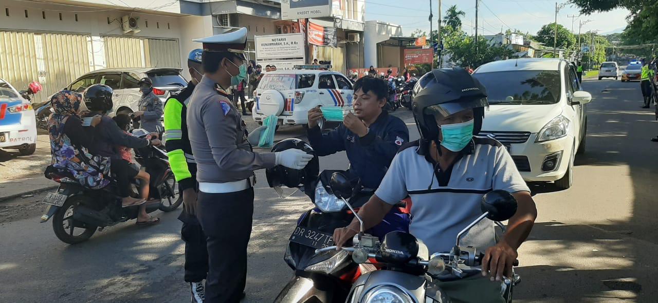 Cegah Penyebaran Virus Corona, Satlantas Polres Lombok Tengah Bagikan Masker Gratis