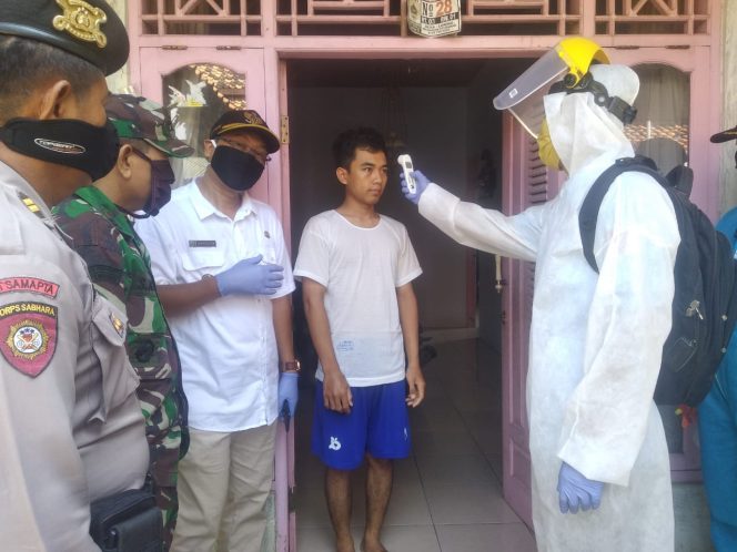
					Kades Loning , Pemalang , Bagikan Masker Ke Warga Dari Rantau