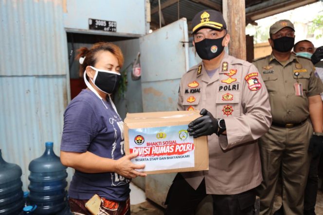 
					Divhumas Polri Bagikan 1.000 Paket Sembako