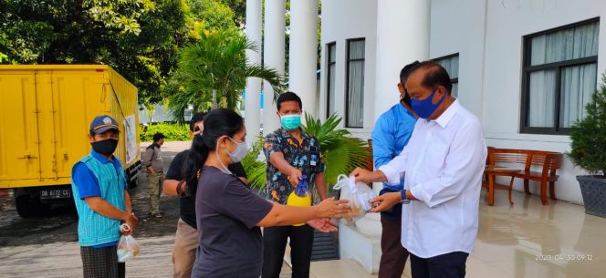 
					Lomban Serahkan Bantuan, Yang Diberikan PT. Agro Makmur Raya Secara Simbolis