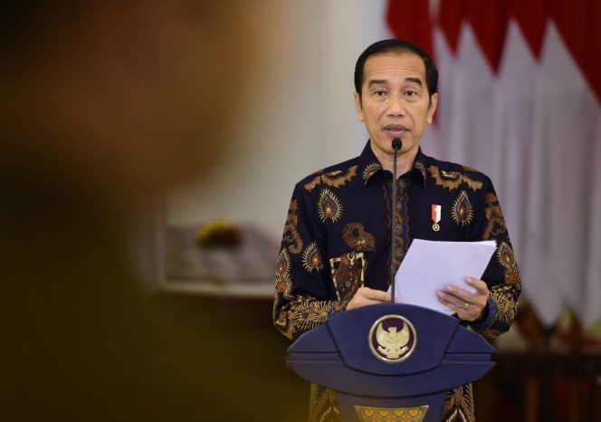 
					Presiden Jokowi saat memberikan keterangan pers tentang Kebijakan Keuangan Negara dan Stabilitas Sistem Keuangan, Selasa (31/3), melalui konferensi video, dari Istana Kepresidenan Bogor, Provinsi Jawa Barat. (Foto: BPMI)
