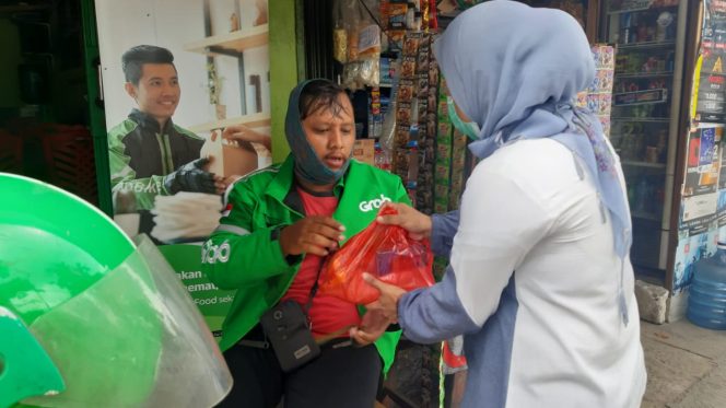 
					Forwatim Gandeng Korban First Travel Bagikan Sembako ke Masyarakat yang Terkena Dampak Covid-19