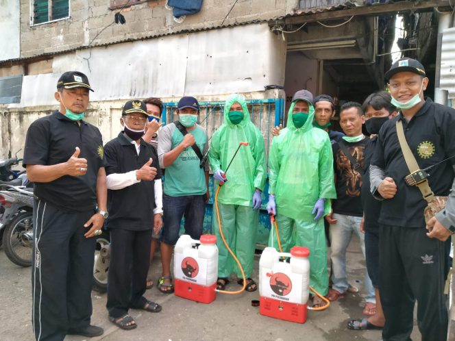 
					PDIP Ranting Pulogadung Giat Penyemprotan Disinfektan Guna Cegah Penyebaran Virus Covid-19