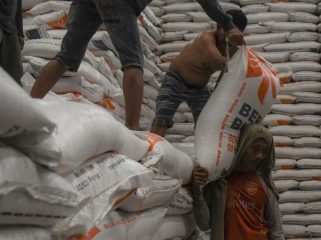 Stok beras Bulog saat diangkat oleh buruh pasar