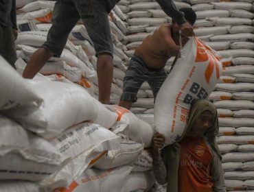 Stok beras Bulog saat diangkat oleh buruh pasar