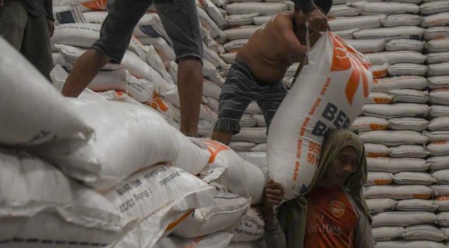 Stok beras Bulog saat diangkat oleh buruh pasar