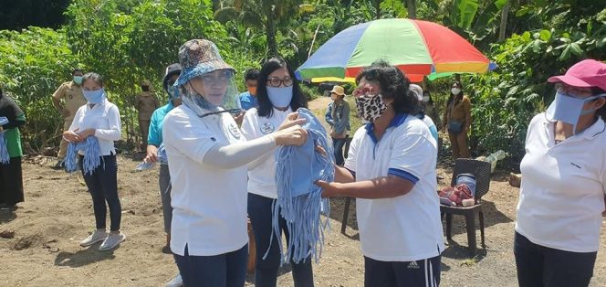 
					Ketua TP-PKK Jalankan Program Lumbung Pangan, dan Bagikan Bibit Buah Serta Masker