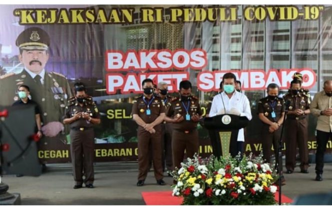 
					Kejaksaan RI Bagikan Ribuan Paket Sembako ke Warga Jakarta, Ini Wilayahnya