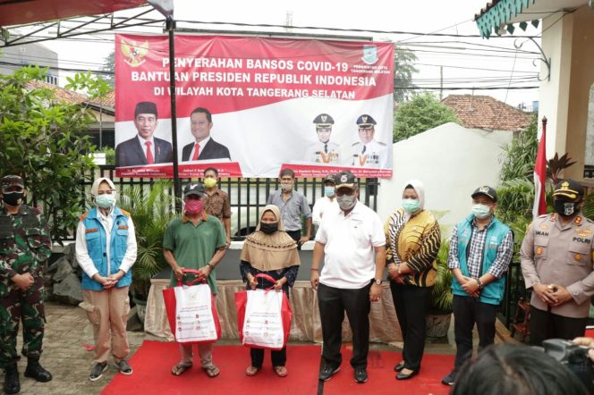 
					Kemensos Salurkan Bansos Sembako Tahap Pertama di Tangsel