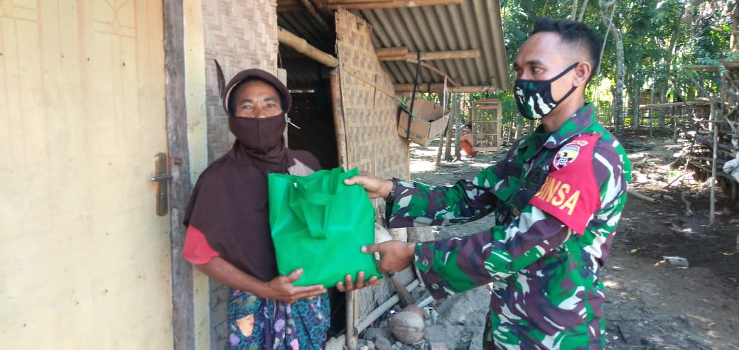 Kodim Loteng Bagikan Sembako Untuk Warga Kurang Mampu
