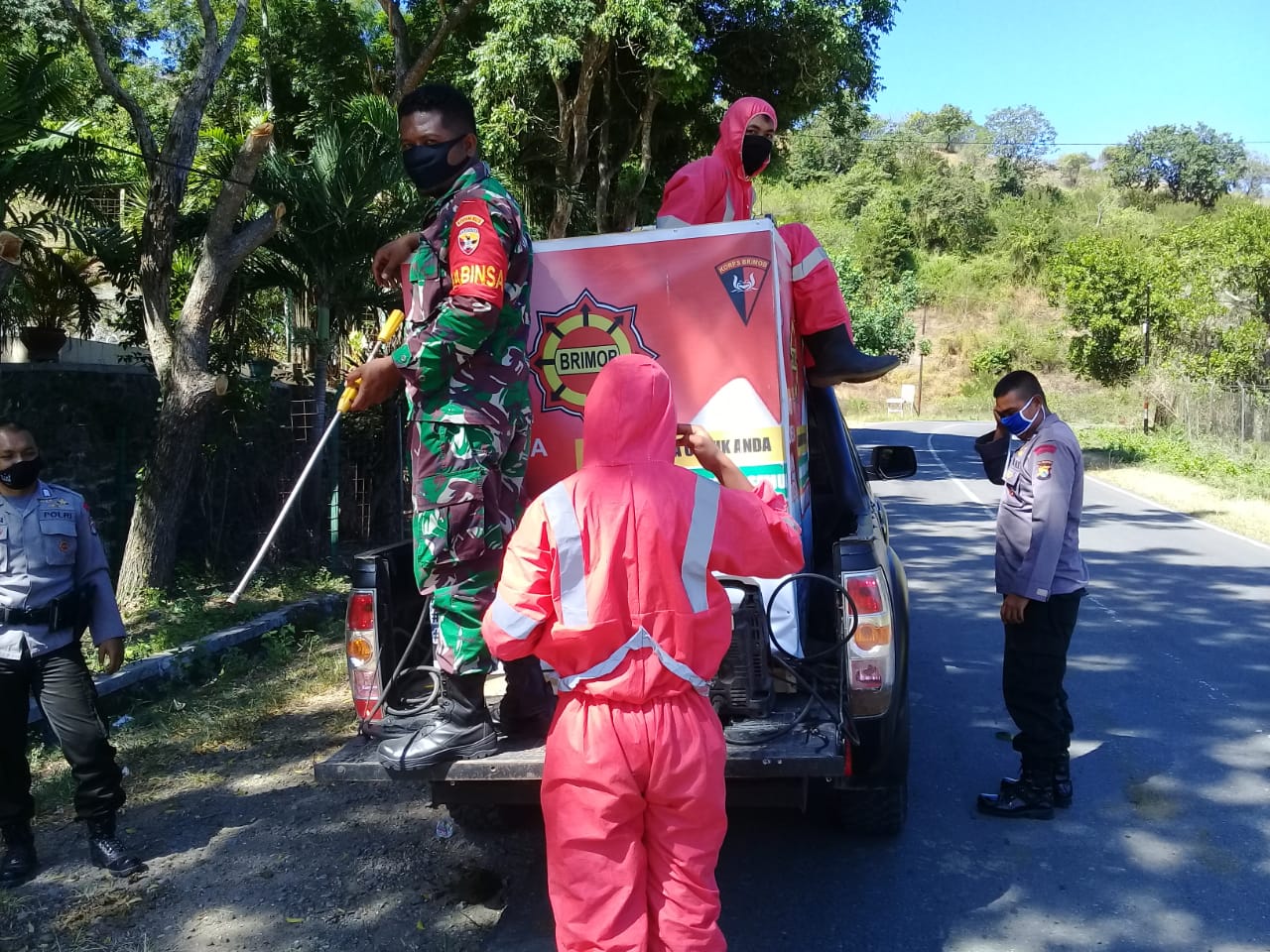 Cegah Covid-19, Koramil Sekongkang dan Sat Brimob Semprot Disinfektan di Fasilitas Umum