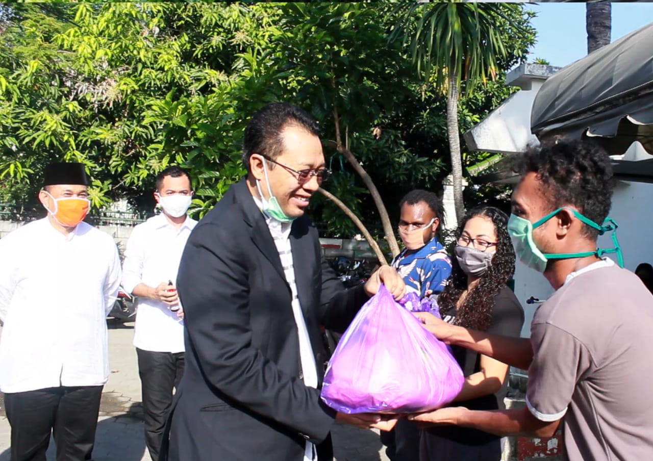 Gubernur NTB Serahkan Bantuan Bagi Mahasiswa NTT dan Papua