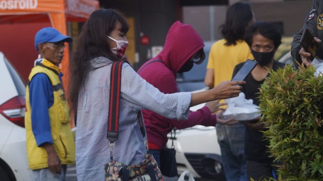 
					Peduli Covid-19, Kelompok Wanita Ini Rutin Bagikan Makanan Gratis ke Masyarakat