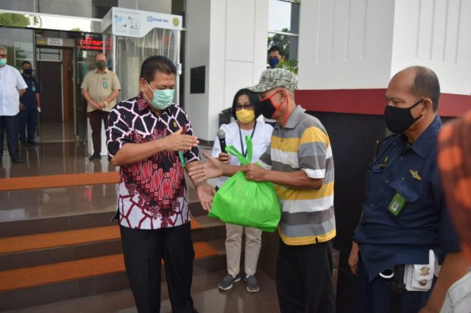 
					Wartawan Bersama Pengadilan dan Kejaksaan Negeri Jakarta Timur Bagikan Sembako ke Warga Terdampak Covid-19