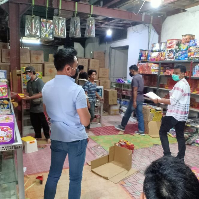 
					Puluhan Petasan Disita Polisi Saat Periksa Toko Mainan