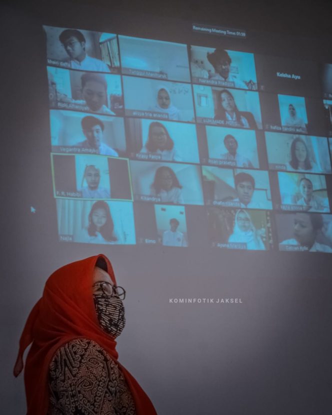 
					Selama PSBB, Pelajar SMAN 70 Bulungan Tetap Belajar Dengan Online E-Learning