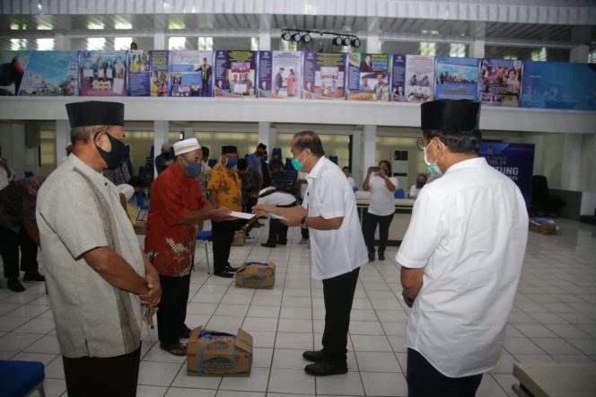 
					Lomban Bagikan Bingkisan Idul Fitri, Untuk Tokoh Agama Muslim Se-Kota Bitung