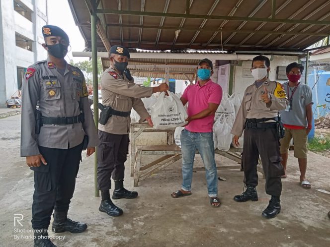 
					Brimob Bagikan Ratusan Paket Makanan ke Warga Penjaringan Jakarta