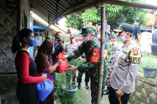 
					Peduli Covid-19, Akabri 2001 Bagikan Ribuan Paket Sembako ke Warga di Majalengka
