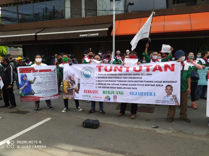 
					Gaji Dipotong Serta THR Lenyap, Ratusan Pekerja Dunkin Donuts Gelar Unjuk Rasa