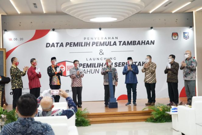 
					Kemendagri Serahkan DP4 Pemilih Pemula ke KPU