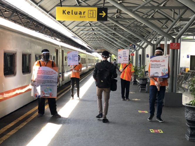 
					Para Pecinta KA Kampanye New Normal di Stasiun Surabaya Gubeng