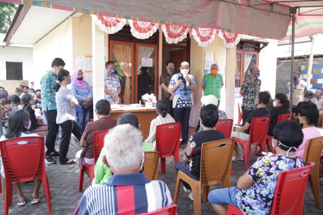 
					Peduli Terhadap Lansia, Lomban Serahkan Bantuan Sebesar Rp 300 Ribu