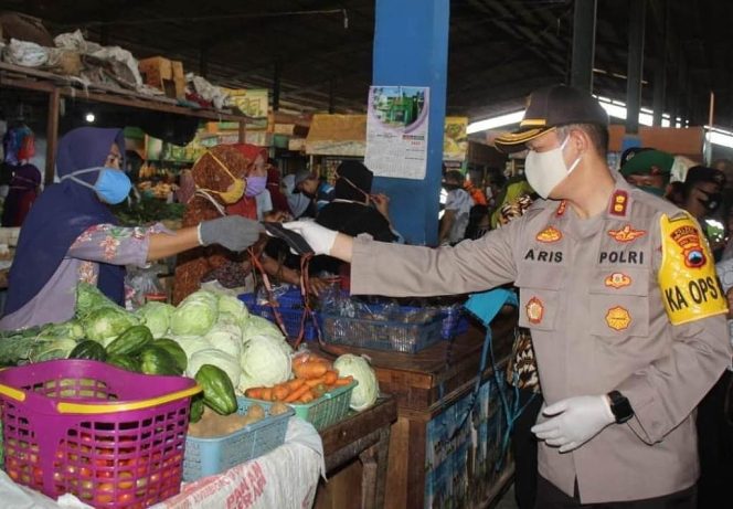 
					Kapolres Pekalongan Blusukan Kepasar Kajen Bagikan Masker