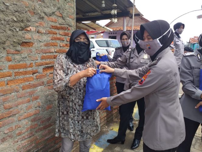 
					Sambangi Warga, Polwan Polres Pekalongan Kembali Bagikan Sembako