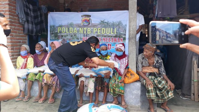 
					Dit Intelkam Polda NTB Gelar Baksos Untuk Warga Terdampak Covid-19